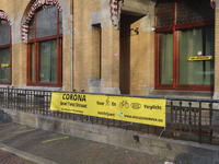 851526 Afbeelding van een spandoek voor de 'CORONA Snel Test Straat' aan het hekwerk voor de studentensociëteit PHRM ...